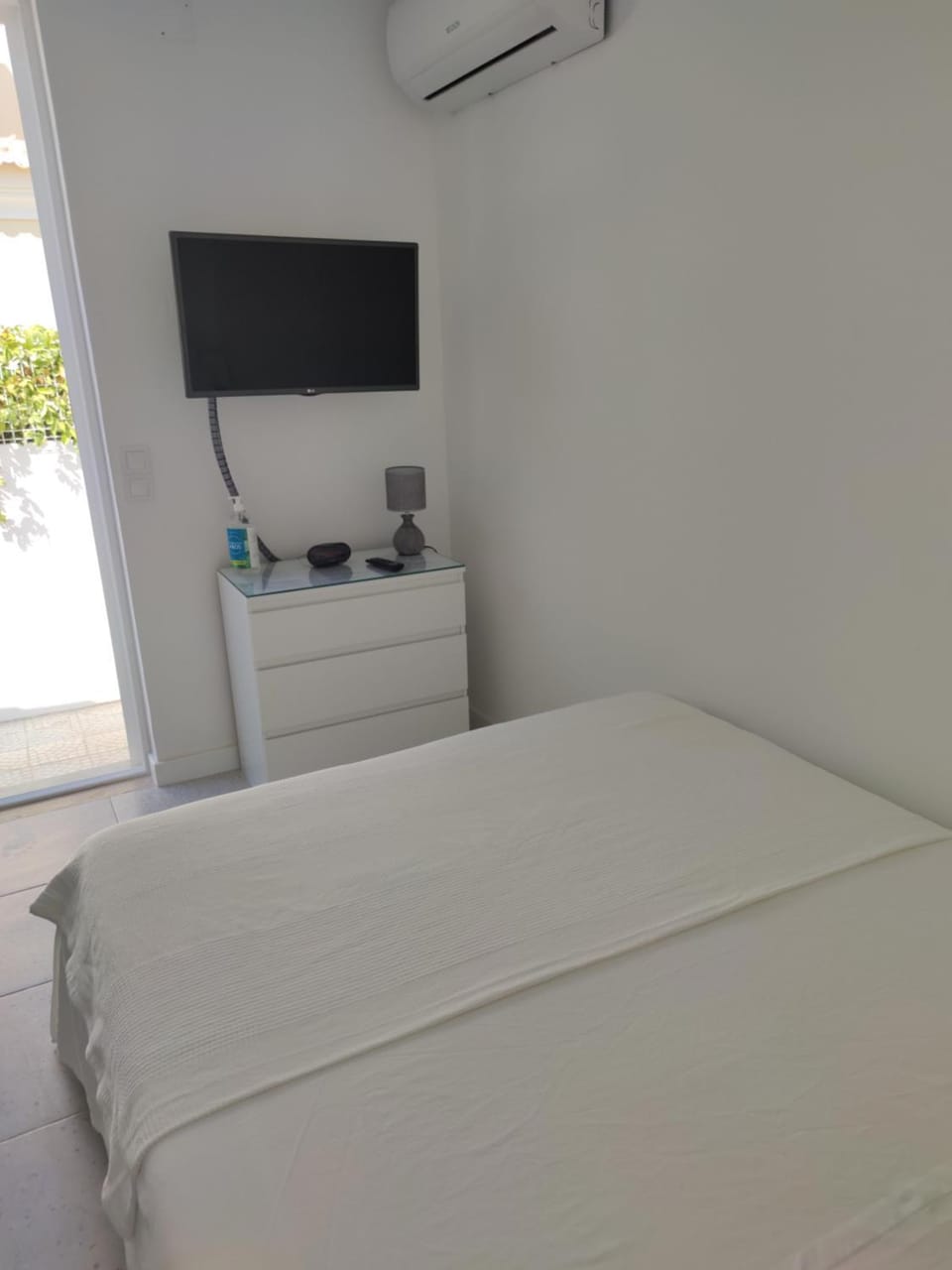 Bed, TV and multimedia, Bedroom