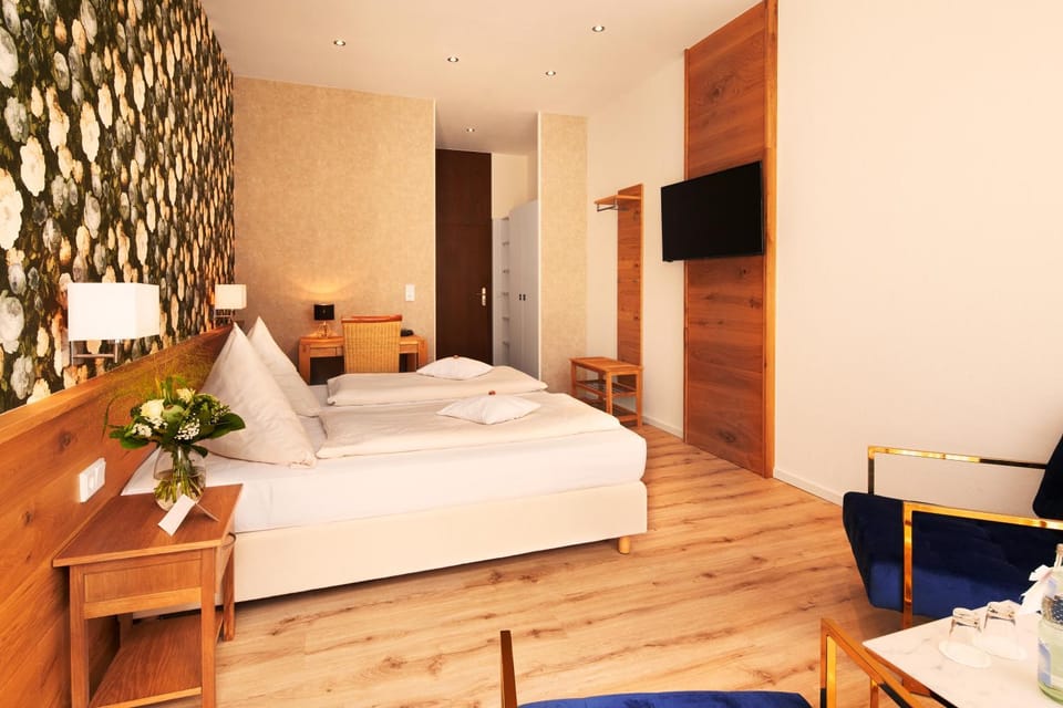Bed, TV and multimedia, Photo of the whole room, Seating area, Bedroom