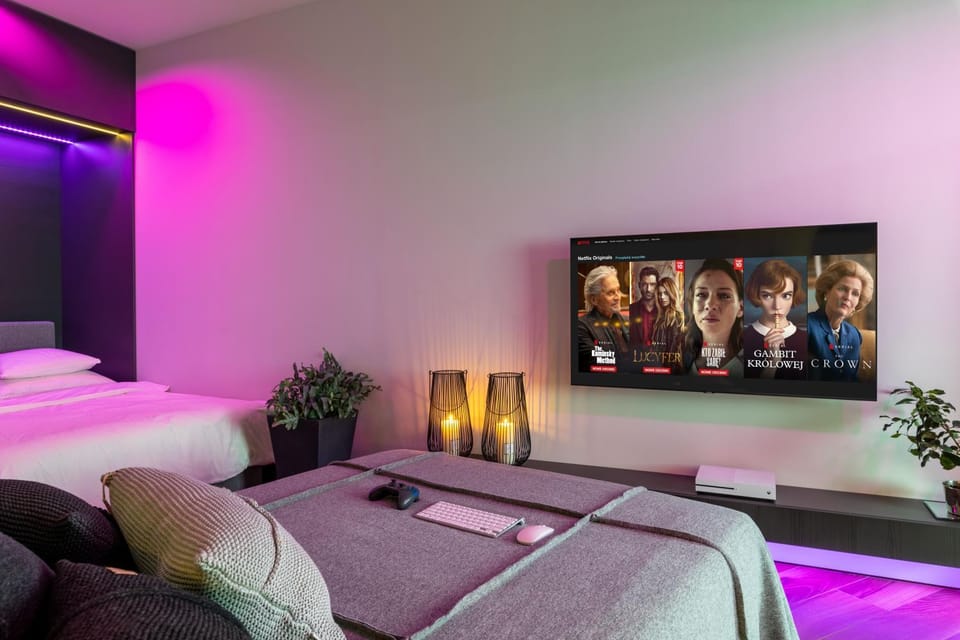Bed, TV and multimedia, Photo of the whole room, Seating area, Bedroom