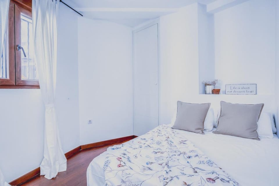 Bed, Photo of the whole room, Bedroom, Inner courtyard view