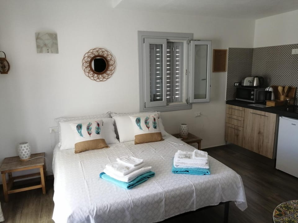 Kitchen or kitchenette, Bedroom