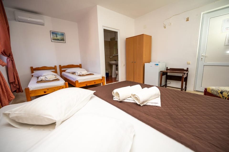 Bed, Photo of the whole room, Bedroom, internet, towels, wardrobe, air conditioner