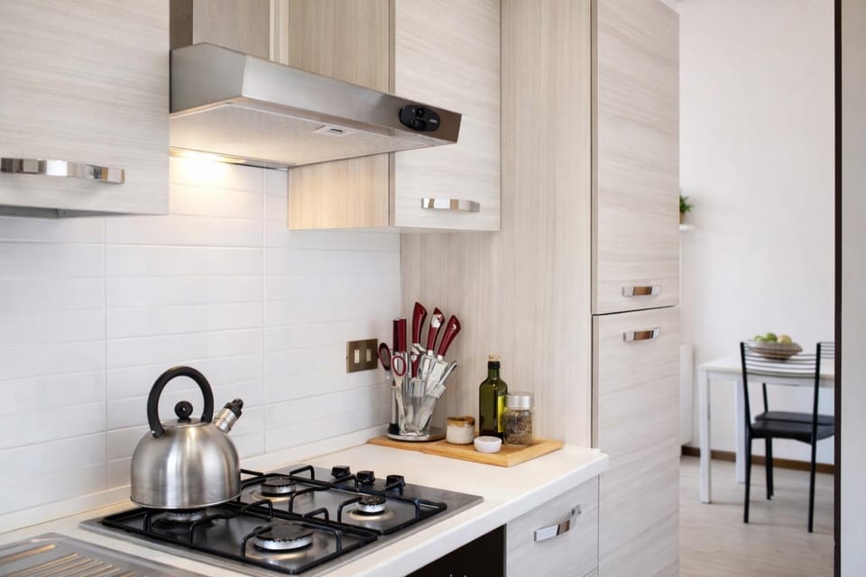 Coffee/tea facilities, Kitchen or kitchenette, Dining area, stove