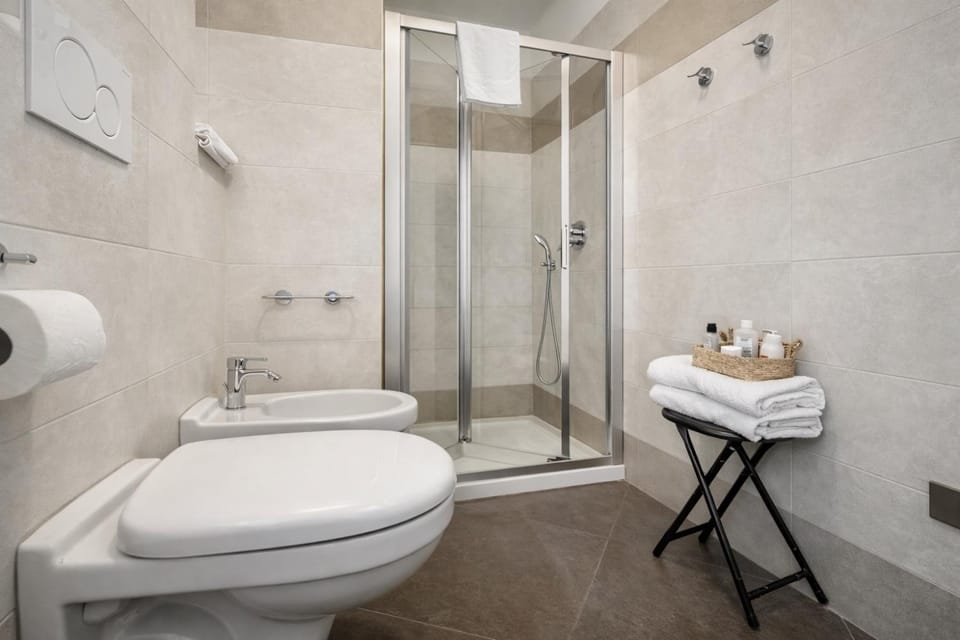 Shower, Toilet, Bathroom, bidet, towels