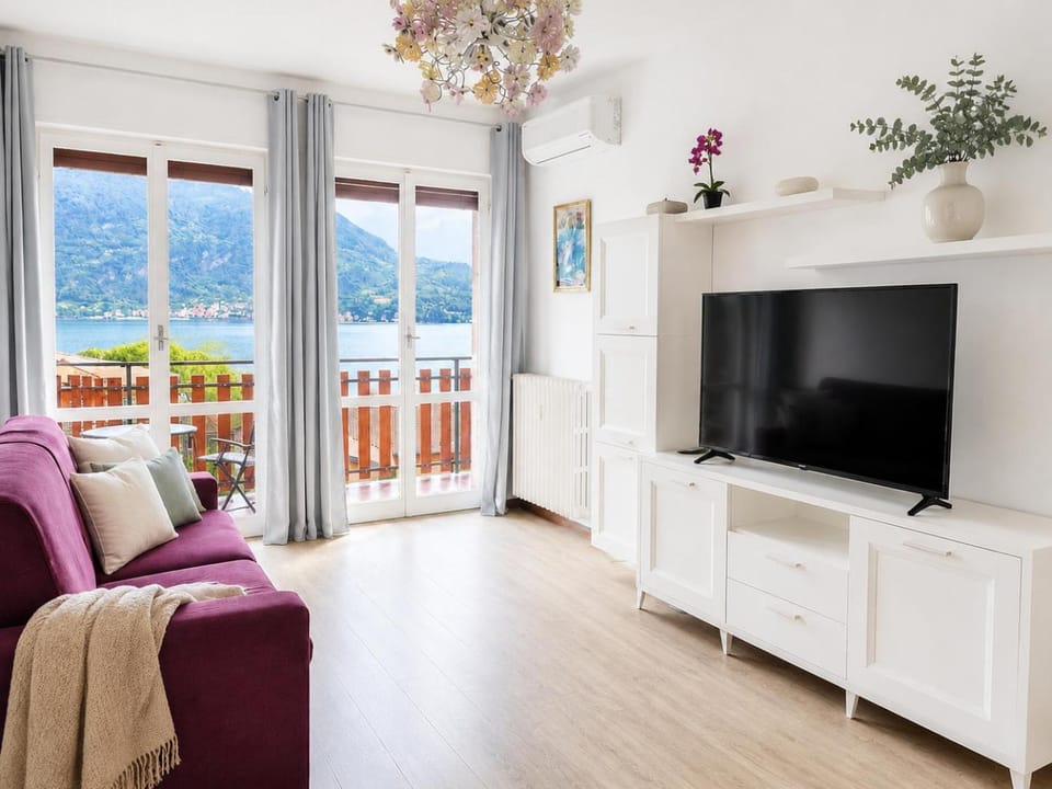TV and multimedia, Living room, Seating area, Evening entertainment, Mountain view