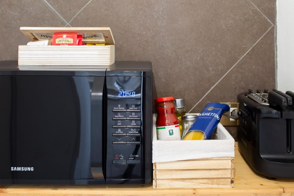 Coffee/tea facilities, toaster
