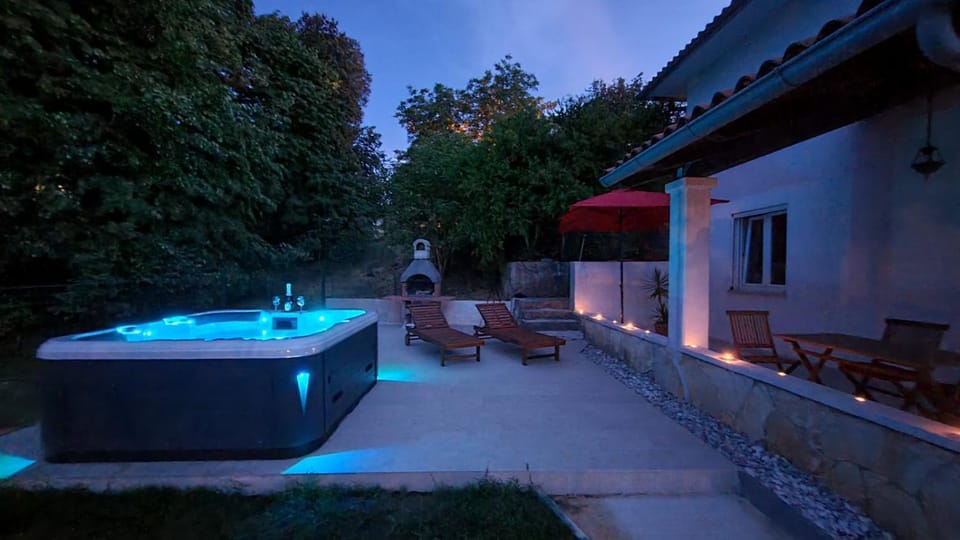 Hot Tub, Massage