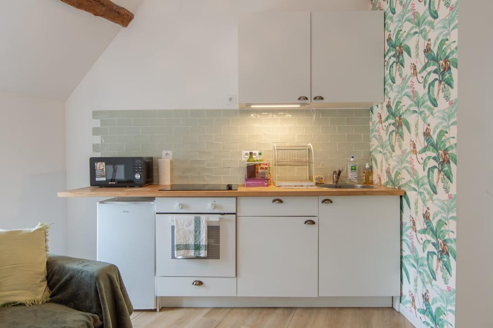 Coffee/tea facilities, Kitchen or kitchenette, oven, stove, toaster