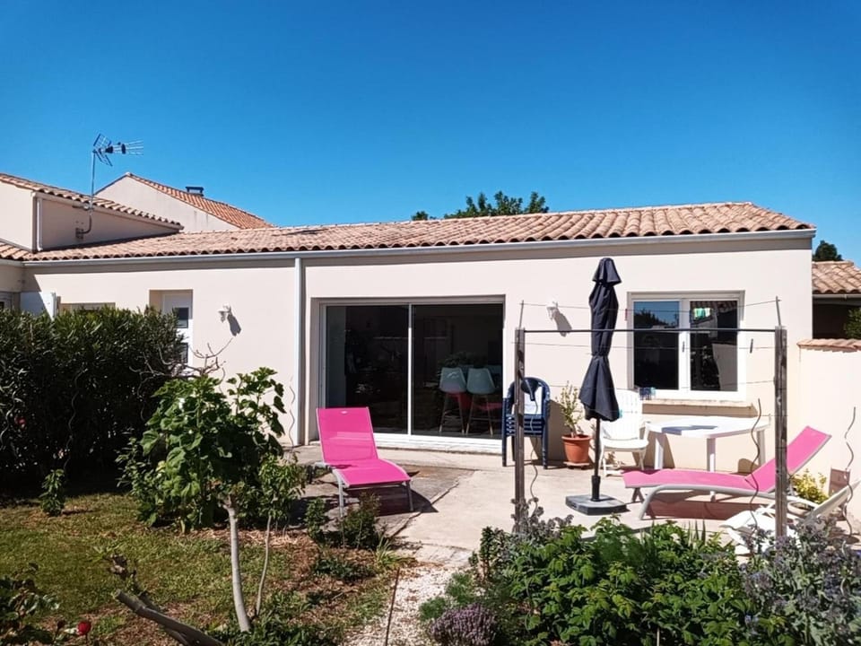 Property building, Patio, Facade/entrance, Garden view