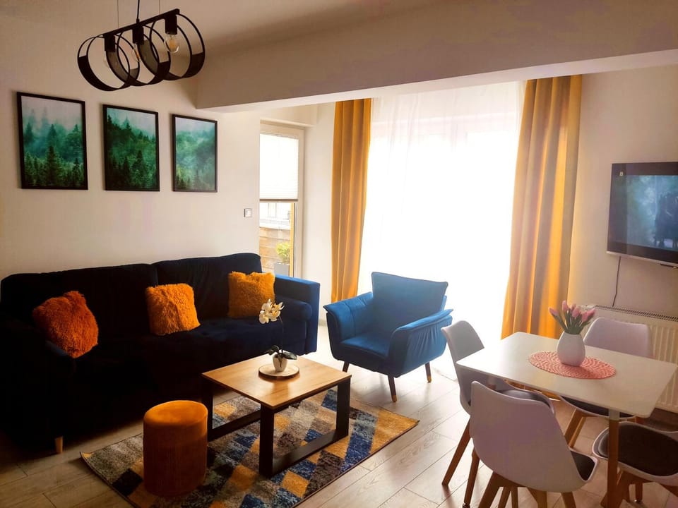 Communal lounge/ TV room, TV and multimedia, Living room, Seating area, Evening entertainment