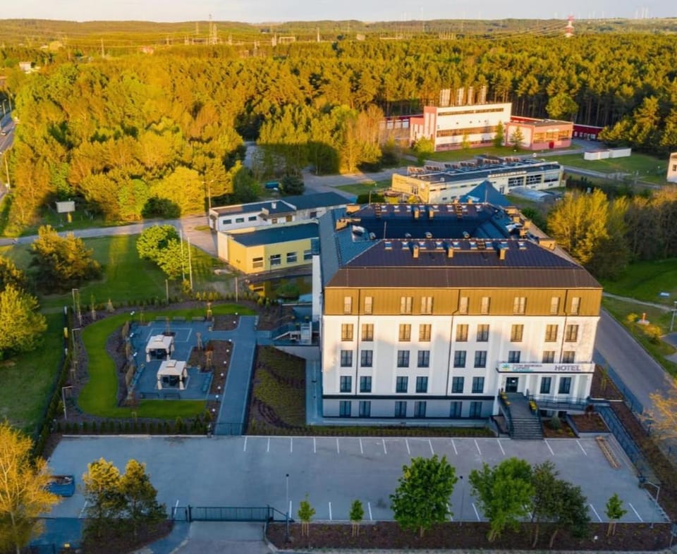 Property building, Neighbourhood, Natural landscape, Bird's eye view, Street view, Parking