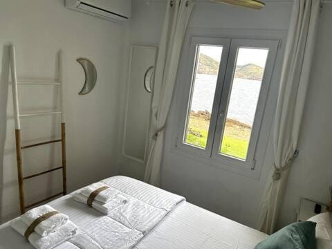 Bed, Photo of the whole room, Bedroom, air conditioner