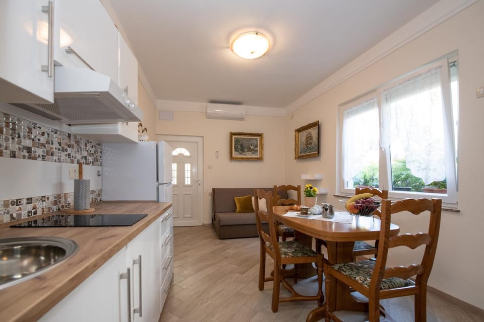 Kitchen or kitchenette, Living room, Seating area, Dining area, kitchen