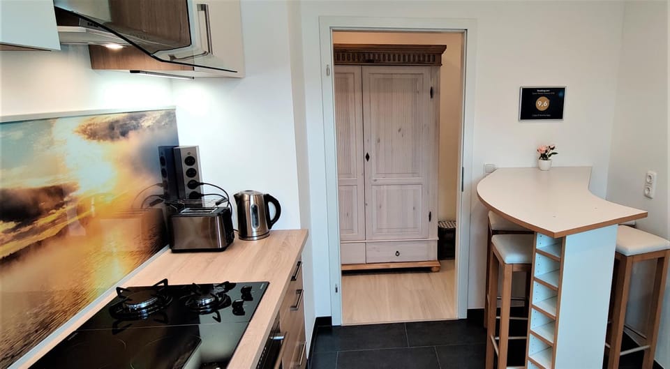 Coffee/tea facilities, Kitchen or kitchenette, Seating area, Dining area