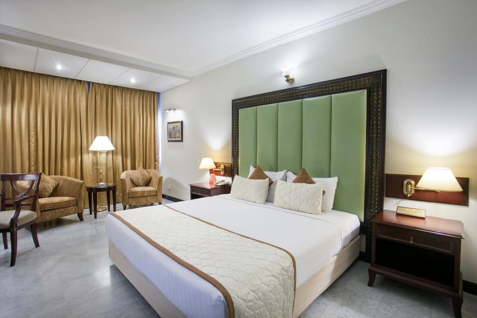 Bed, Photo of the whole room, Seating area, Bedroom