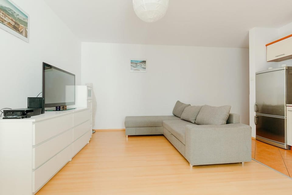 Bed, TV and multimedia, Living room, Seating area