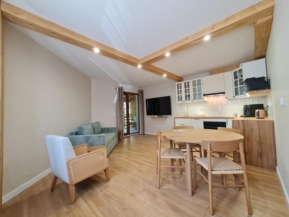 Kitchen or kitchenette, Living room, Seating area, Dining area