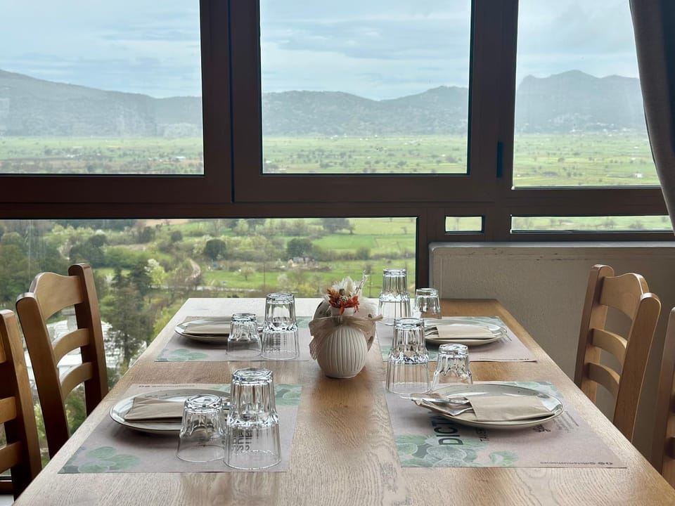Restaurant/places to eat, Restaurant/places to eat, Natural landscape, Dining area, Mountain view