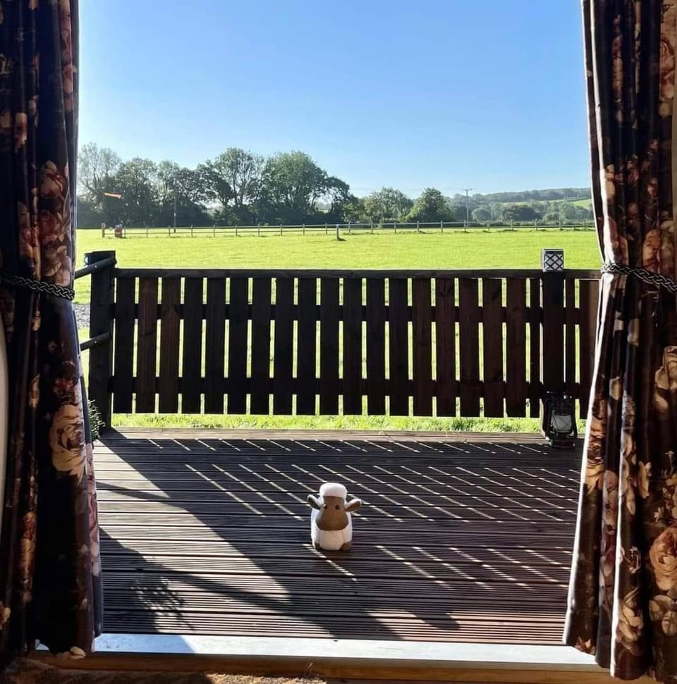 Country Bumpkin - Romantic Couples stay in Oakhill Cabin Cabin in Mendip District