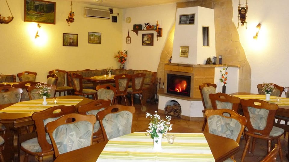 Seating area, Breakfast