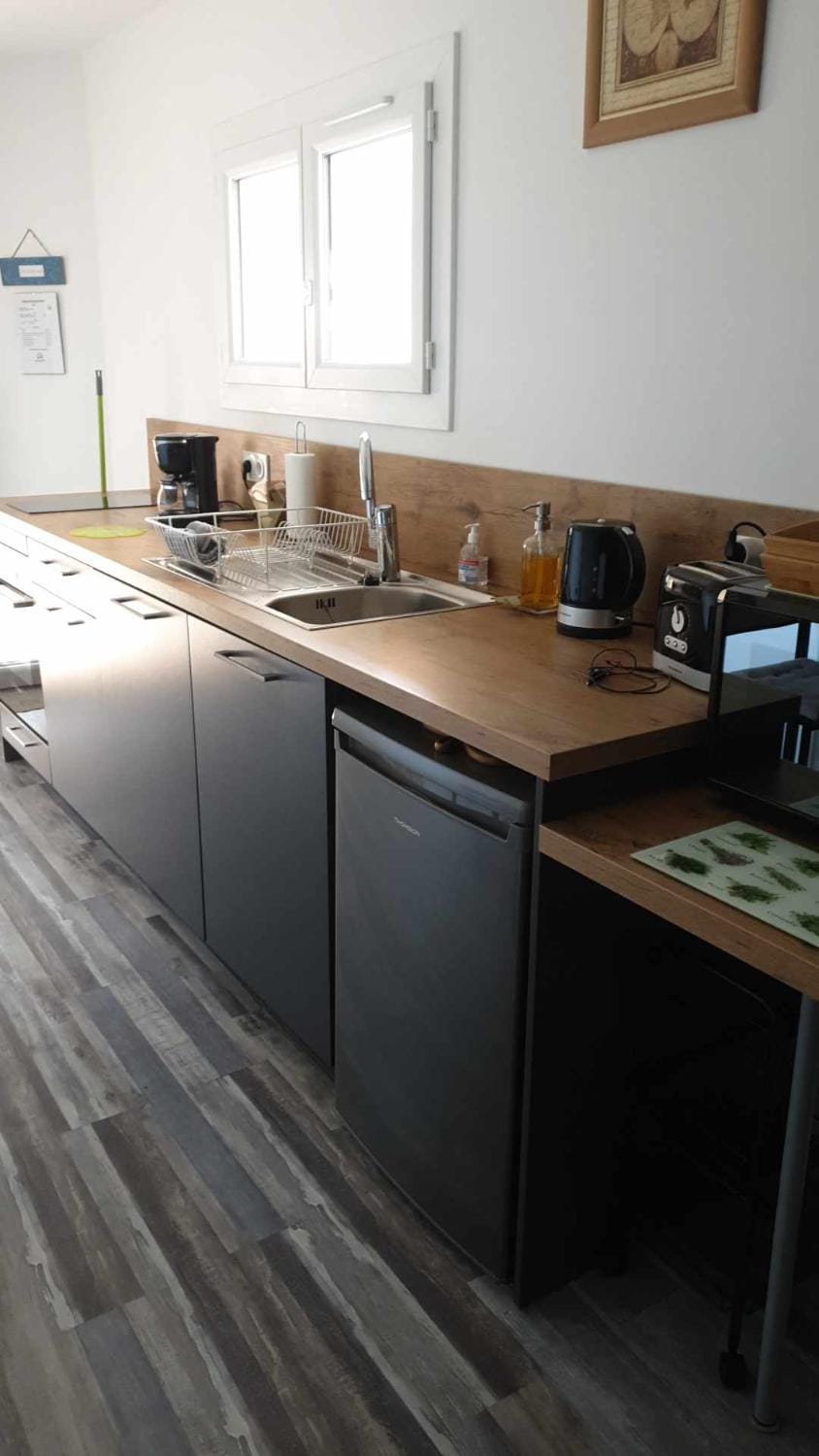 Coffee/tea facilities, oven, stove, toaster, washing machine, kitchen