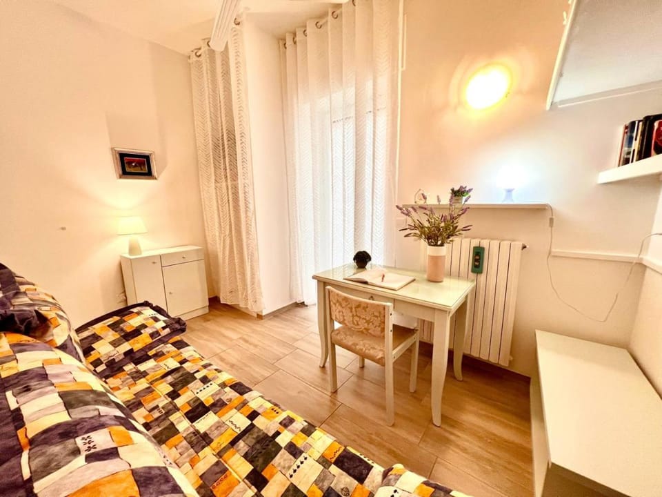 Seating area, Bedroom, hair dresser