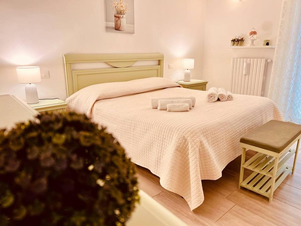 Bed, Bedroom, internet, towels