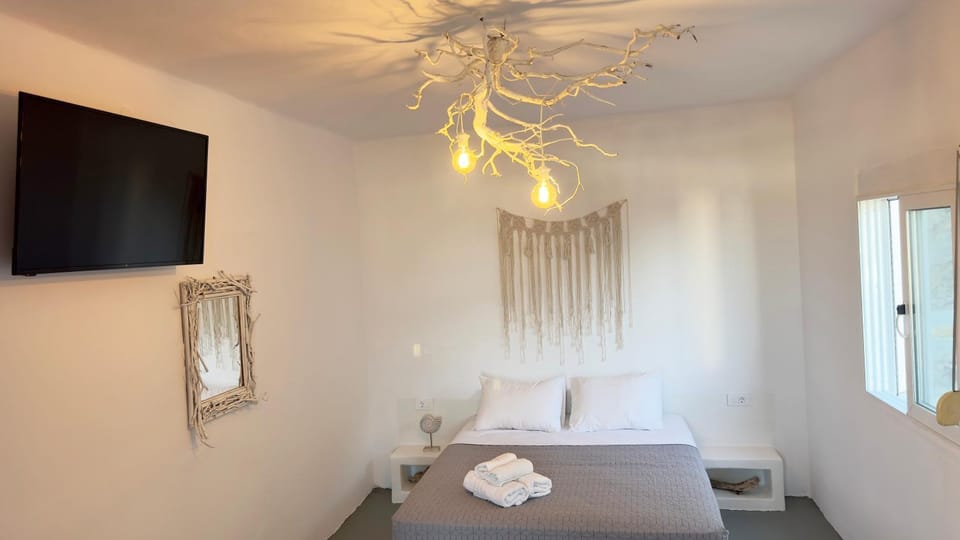 Bed, TV and multimedia, Photo of the whole room, Bedroom, Sea view, Inner courtyard view, towels