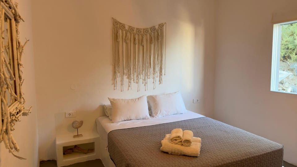 Bed, TV and multimedia, Photo of the whole room, Bedroom, City view, Garden view, Sea view, towels