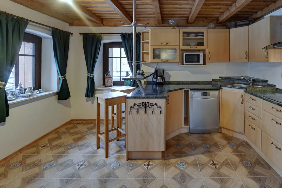 Coffee/tea facilities, Kitchen or kitchenette, Mountain view