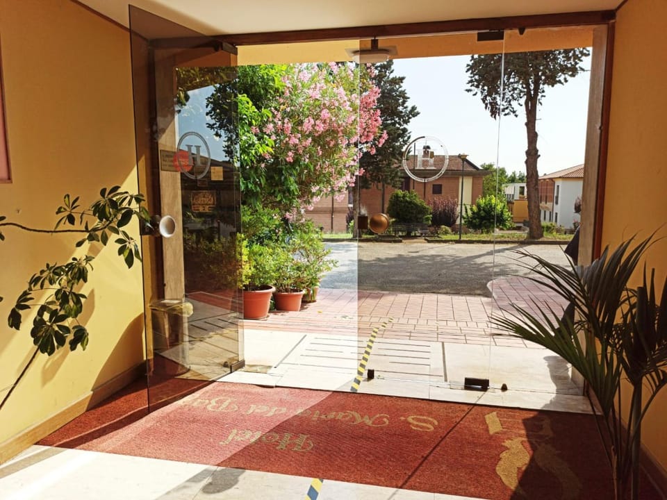 Facade/entrance