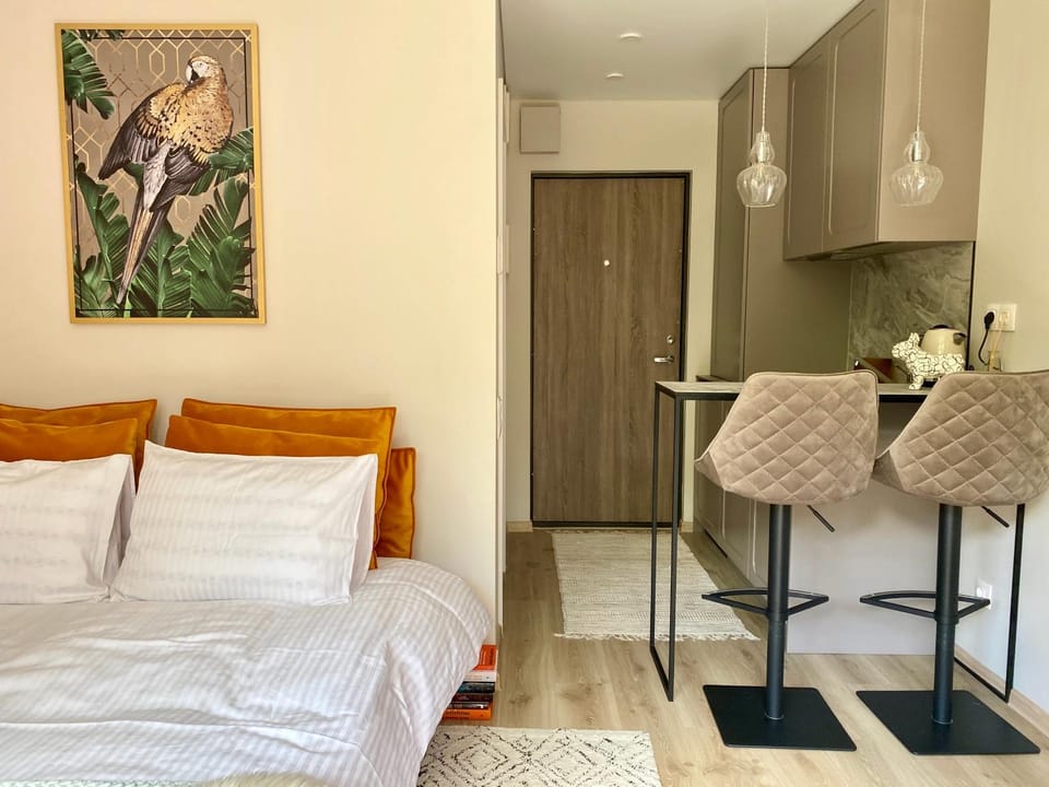 Bed, Kitchen or kitchenette, Photo of the whole room, Dining area, Bedroom