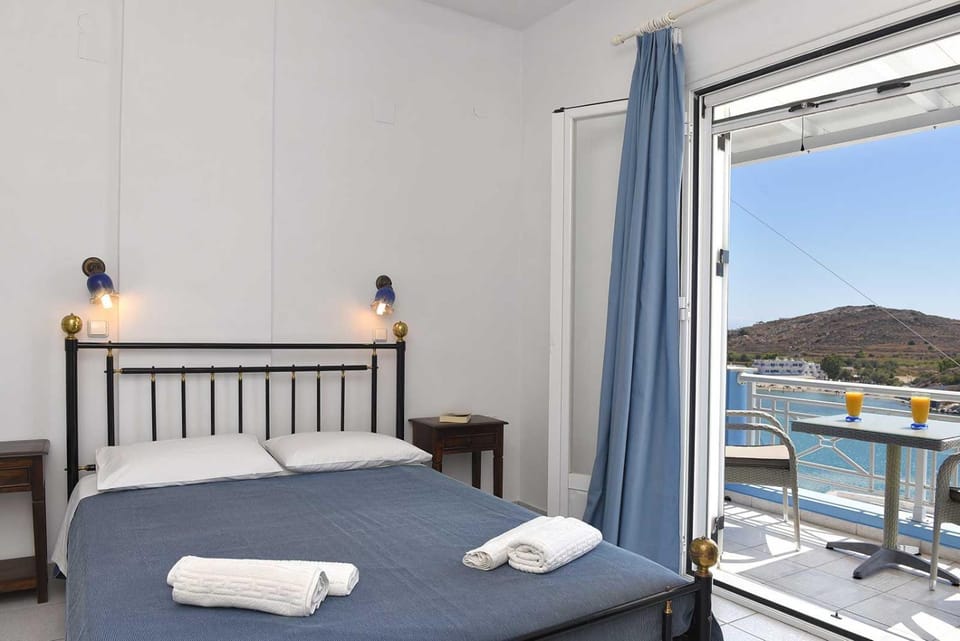 View (from property/room), Balcony/Terrace, Photo of the whole room, Decorative detail, Bedroom, Sea view, Area and facilities