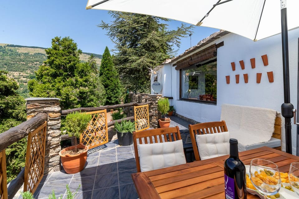 BBQ facilities, Balcony/Terrace, Dining area, Mountain view