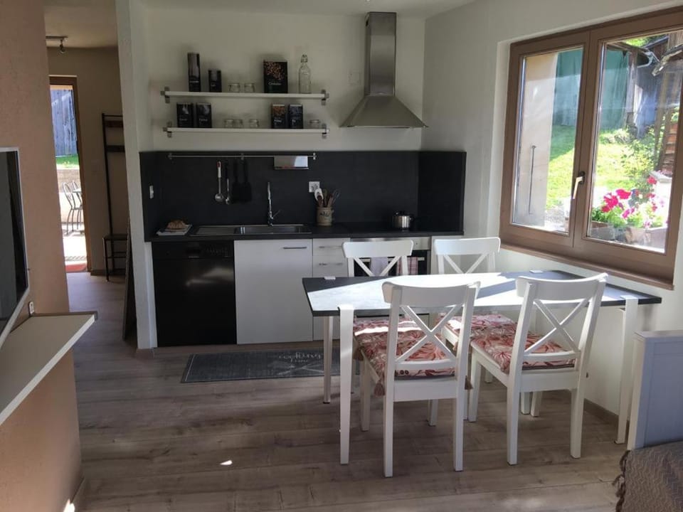 Kitchen or kitchenette, Seating area, Dining area