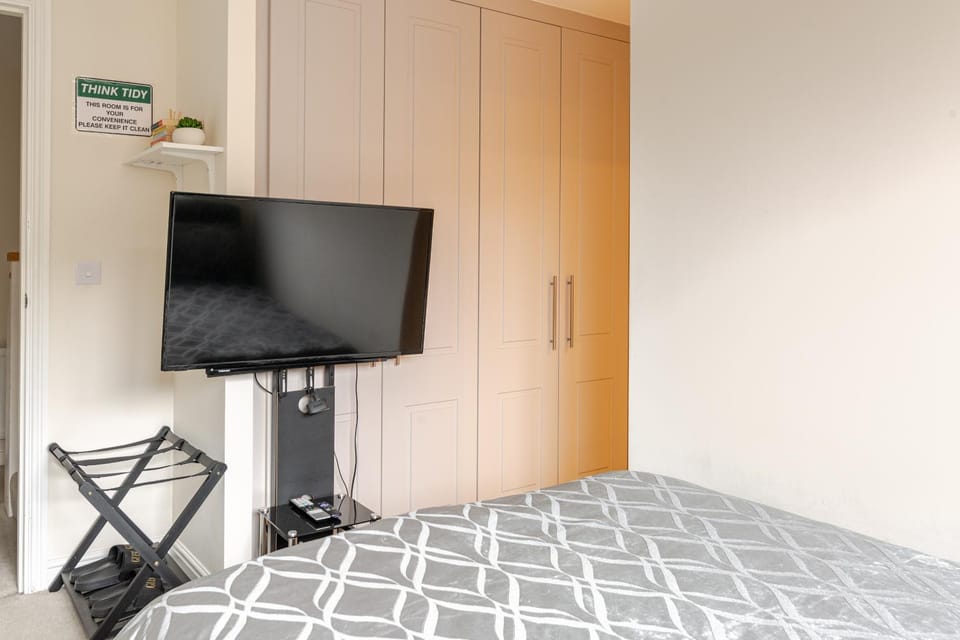 Bed, TV and multimedia, Evening entertainment, Bedroom, wardrobe
