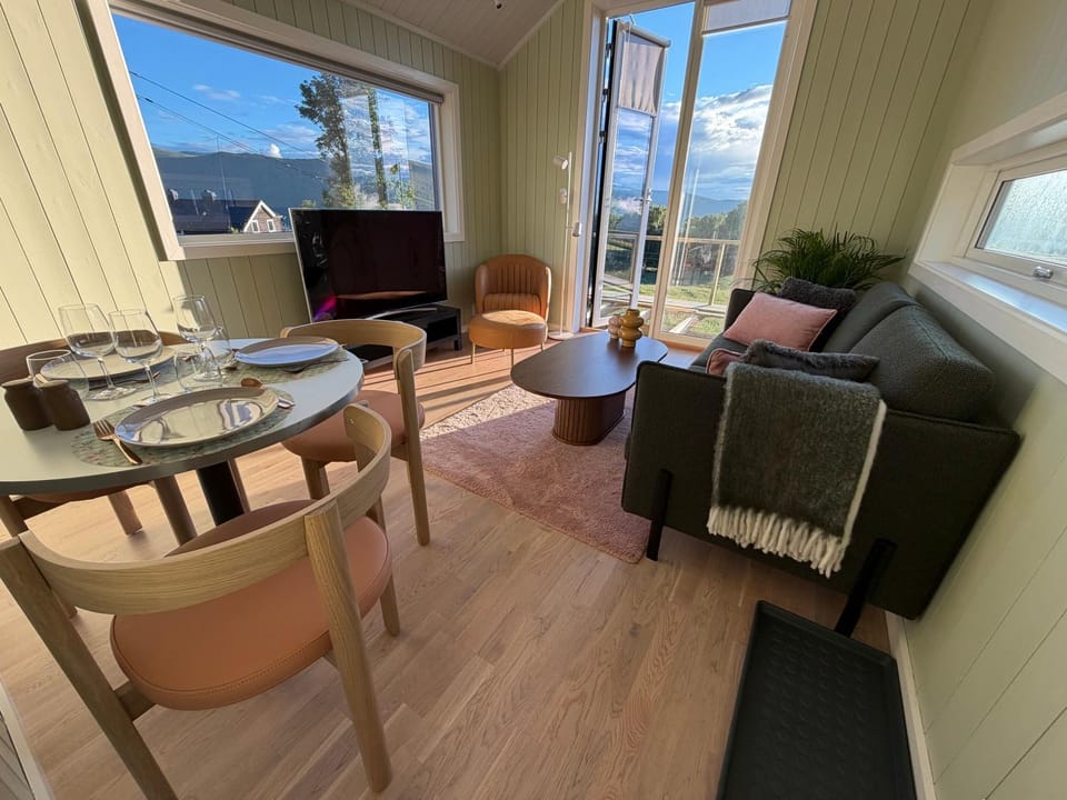 TV and multimedia, Living room, Seating area, Dining area, Evening entertainment