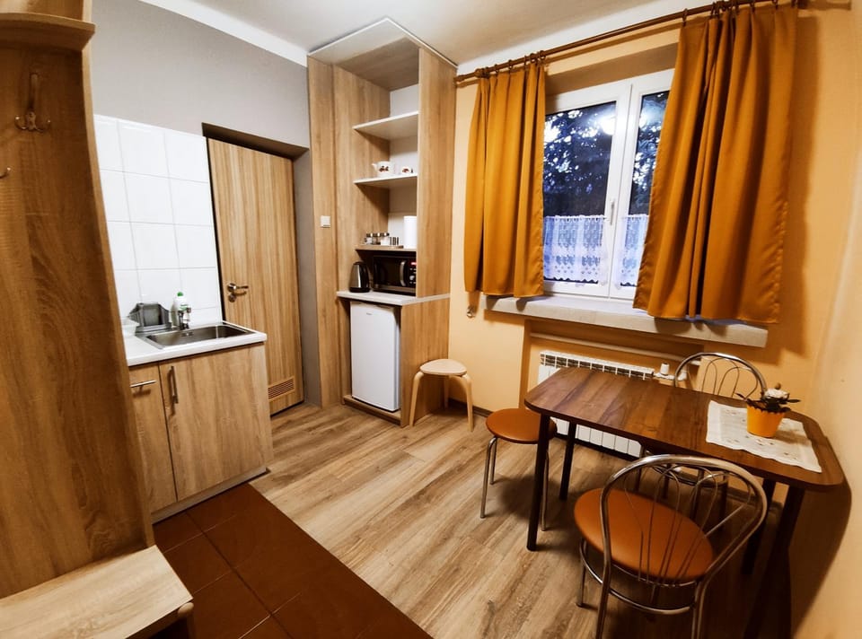 Kitchen or kitchenette, Dining area