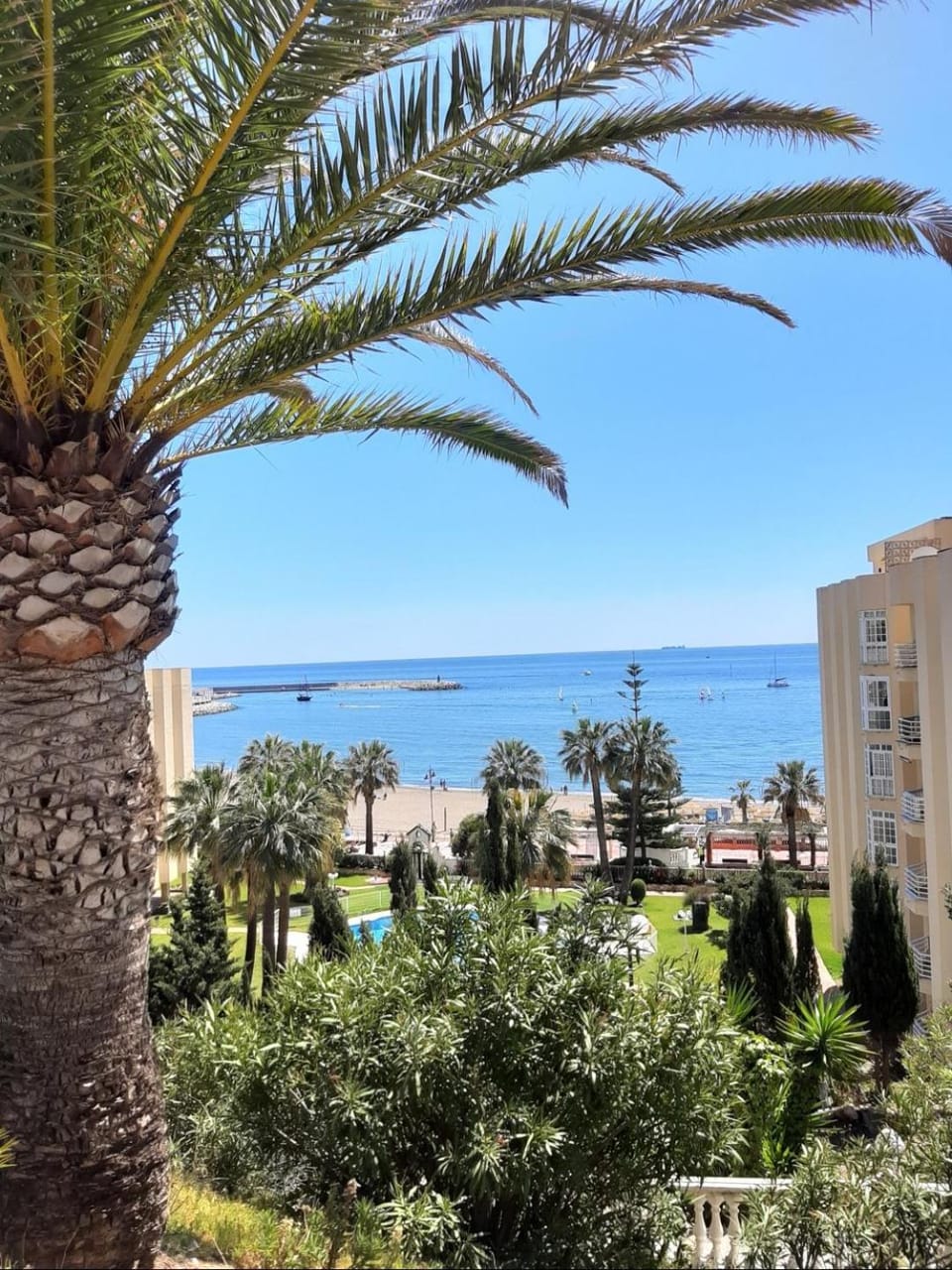 Front beach and swimmingpool in Benalmadena Costa Apartment in Benalmadena