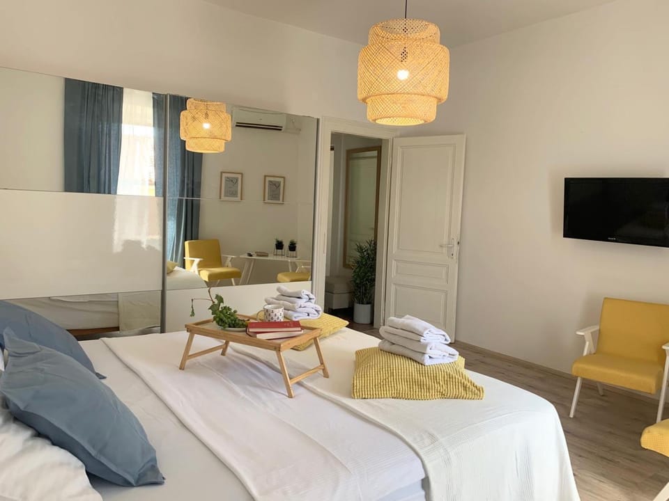 Bed, TV and multimedia, Living room, Photo of the whole room, Seating area, Bedroom, towels