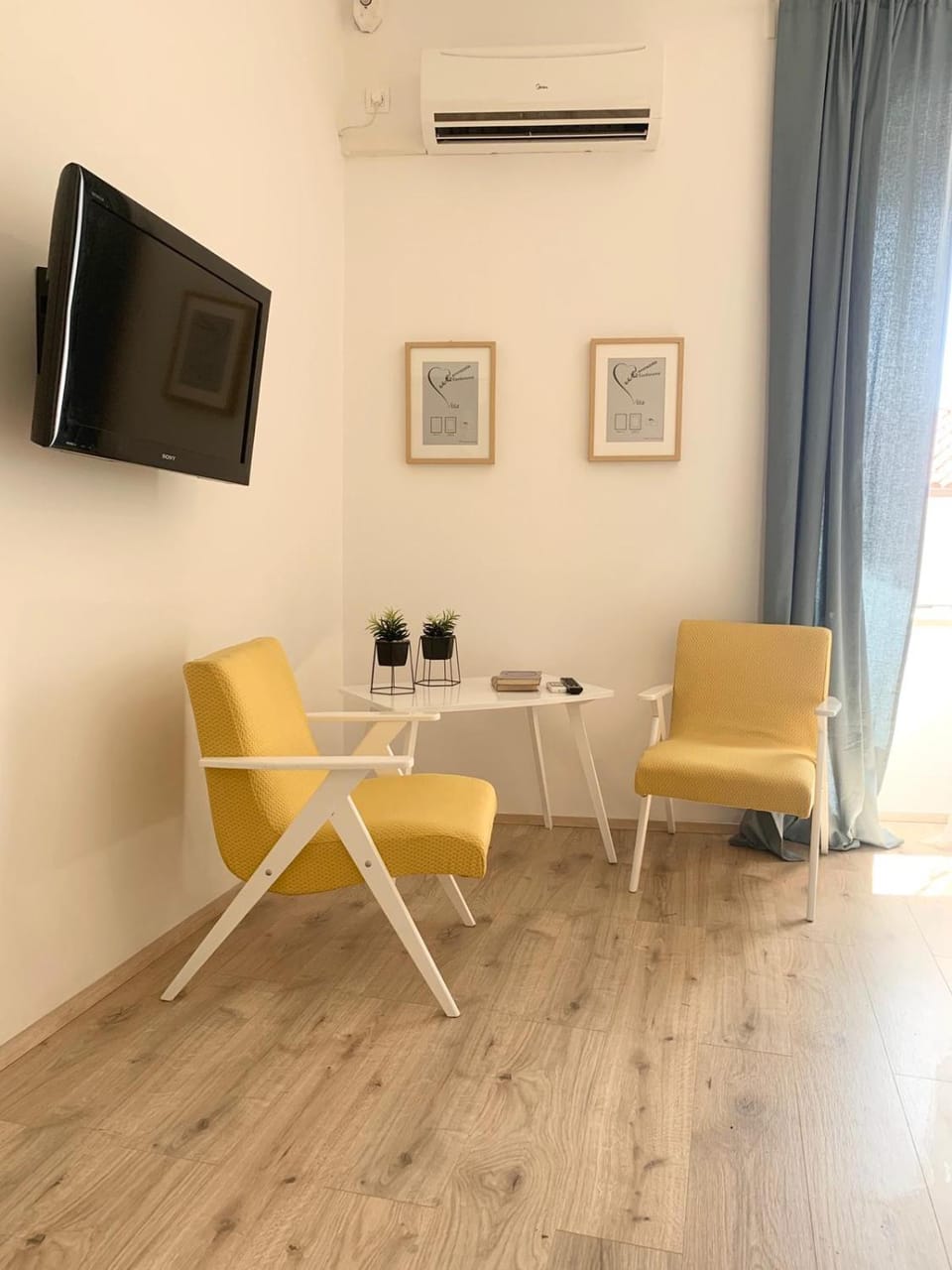 TV and multimedia, Living room, Seating area, Evening entertainment, air conditioner