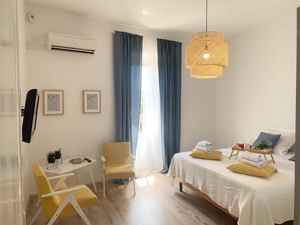 Bed, TV and multimedia, Photo of the whole room, Bedroom, towels, air conditioner