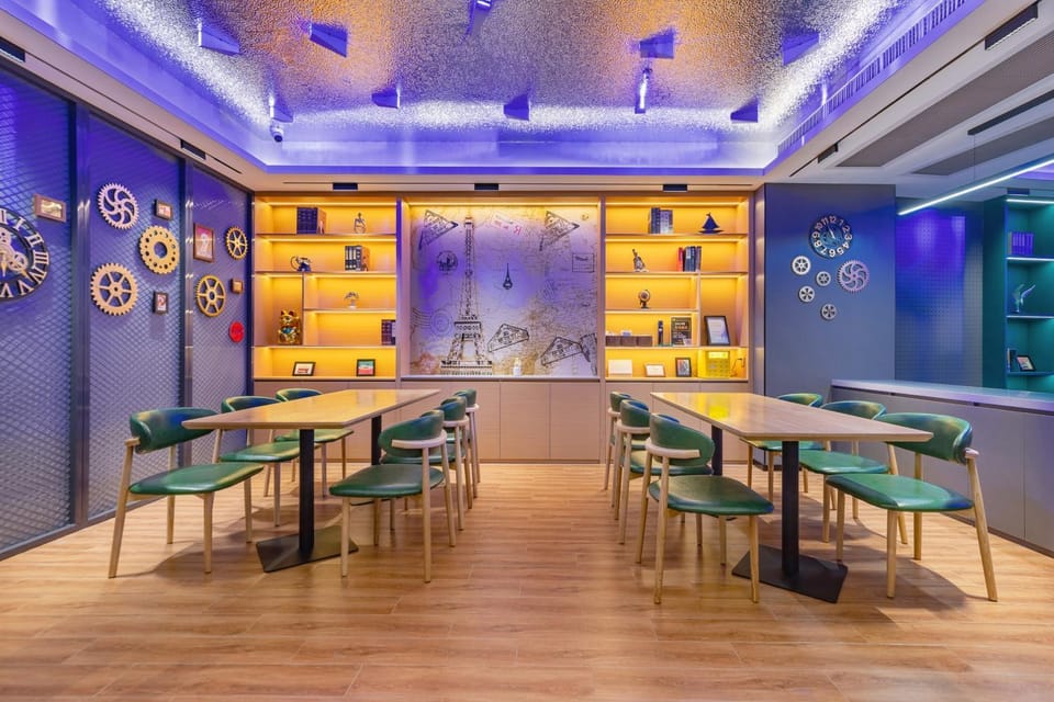 Restaurant/places to eat, Communal lounge/ TV room, Lounge or bar, Seating area