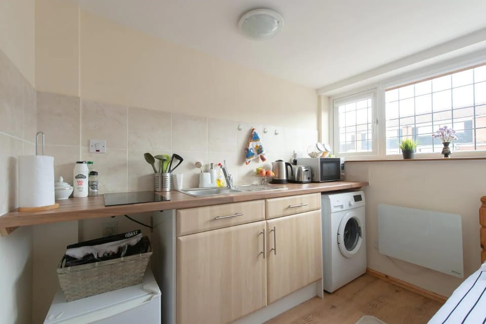 Simple Private Studio Apartment in Romford