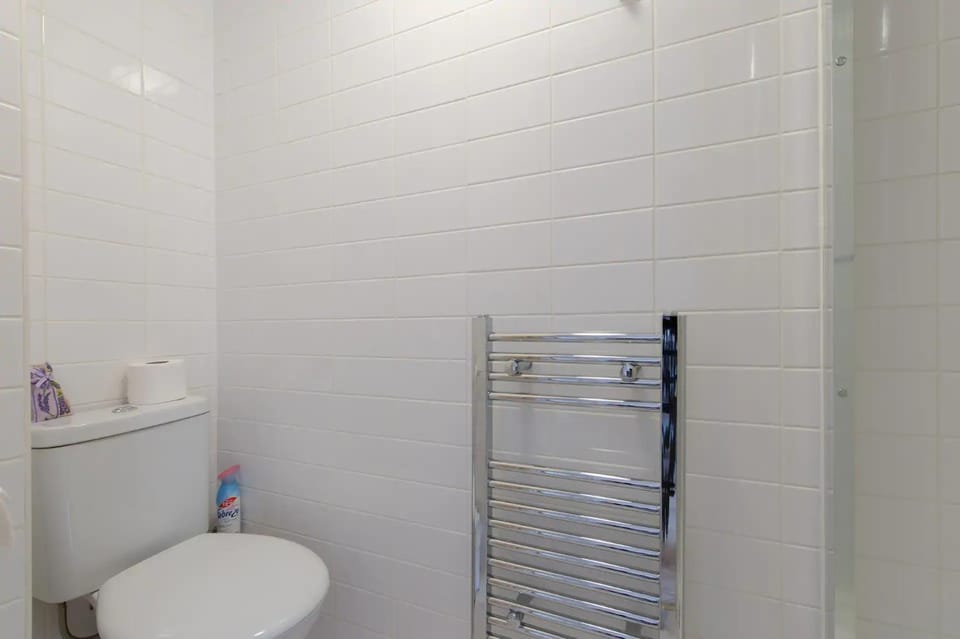 Simple Private Studio Apartment in Romford