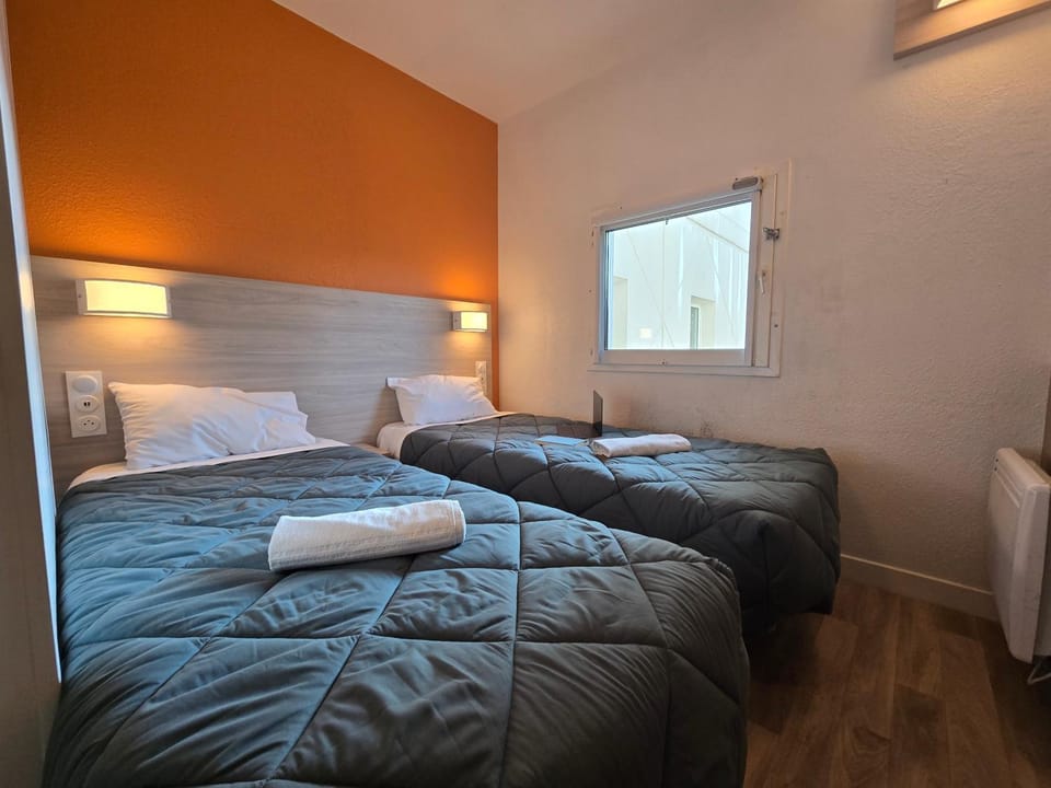 Bed, Photo of the whole room, Bedroom, towels