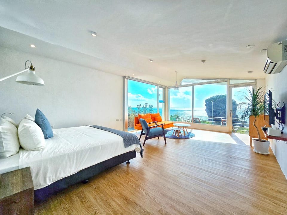 Photo of the whole room, Sea view