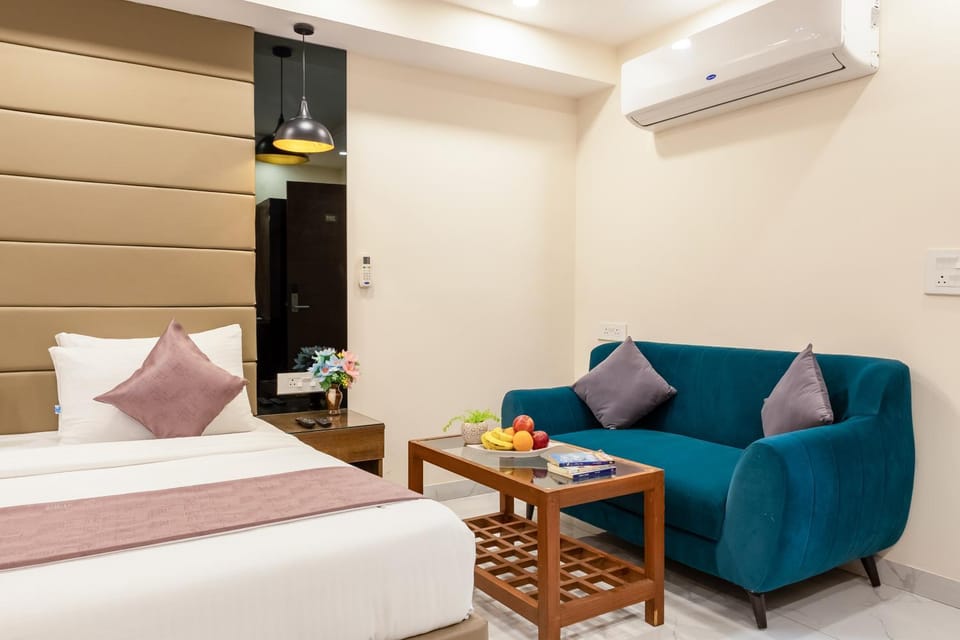 Bed, Photo of the whole room, Seating area, Bedroom, air conditioner