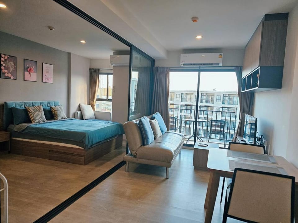 Bed, TV and multimedia, Living room, Photo of the whole room, Decorative detail, Seating area, Dining area, Bedroom, furniture