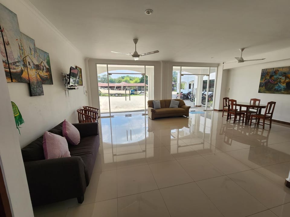 Communal lounge/ TV room